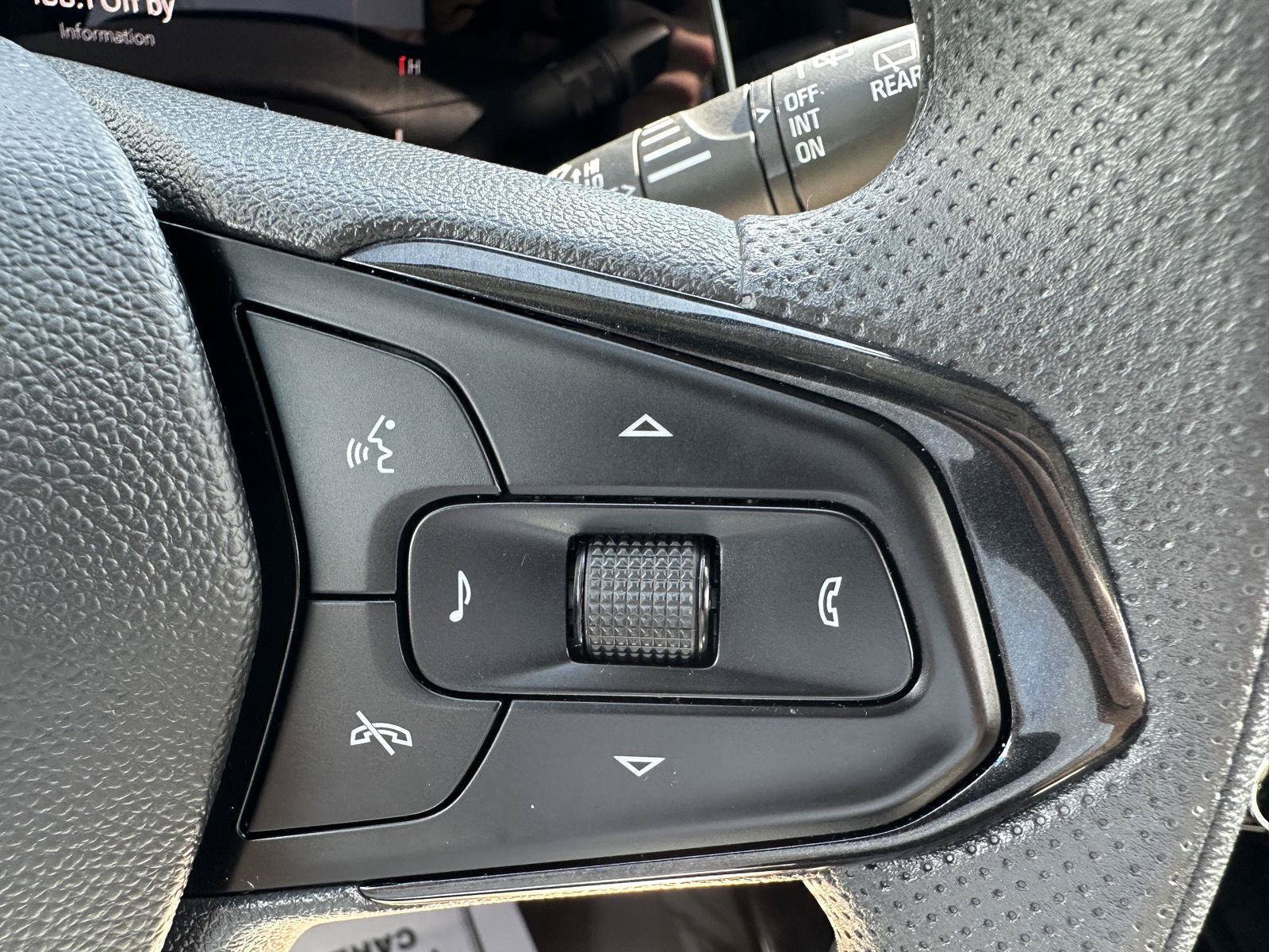Used 2025 Chevrolet Trax LT FWD image 21