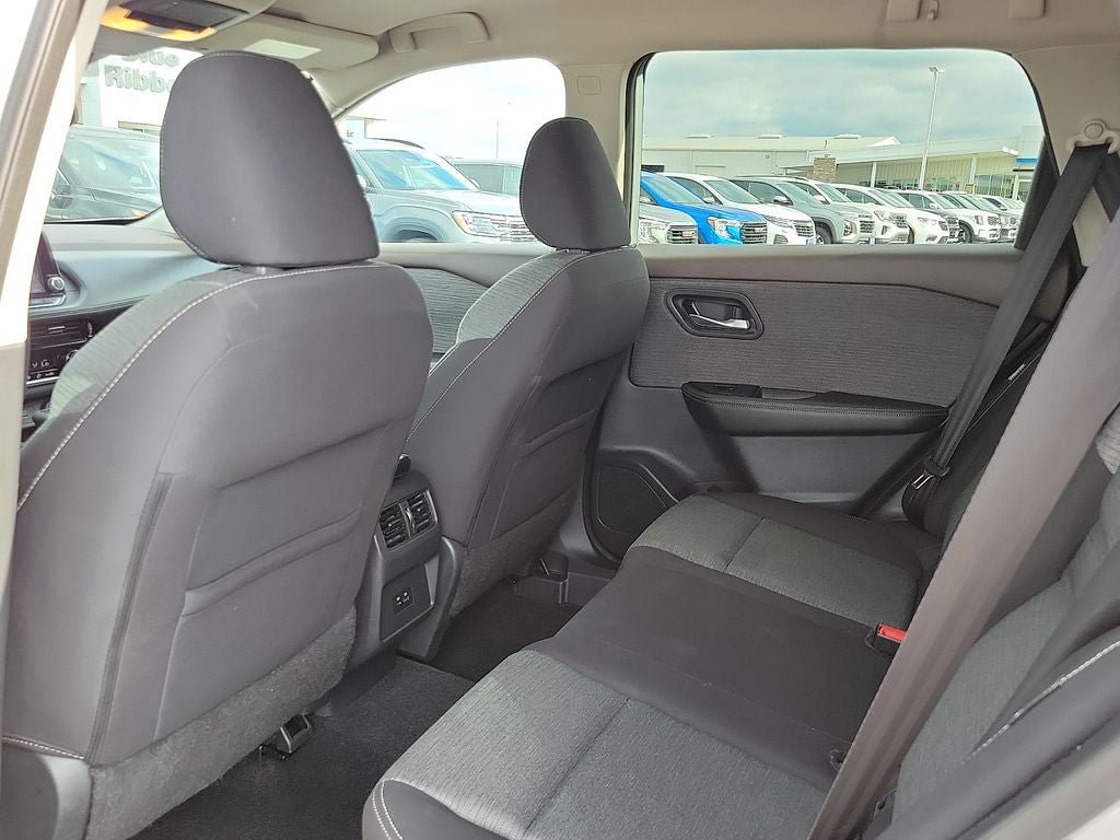 Used 2022 Nissan Rogue SV FWD image 9