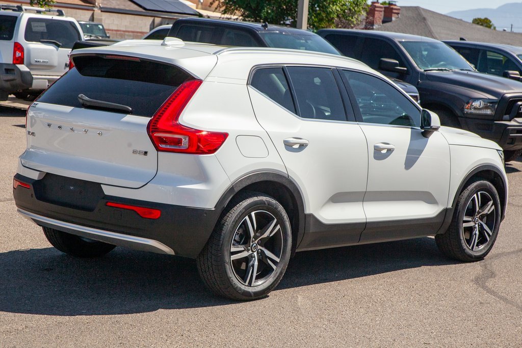 Used 2023 Volvo XC40 B5 Plus image 5