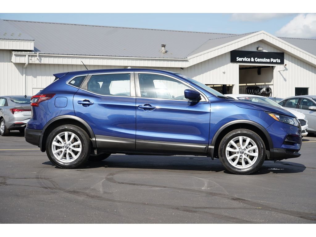 Used 2022 Nissan Rogue Sport S image 2