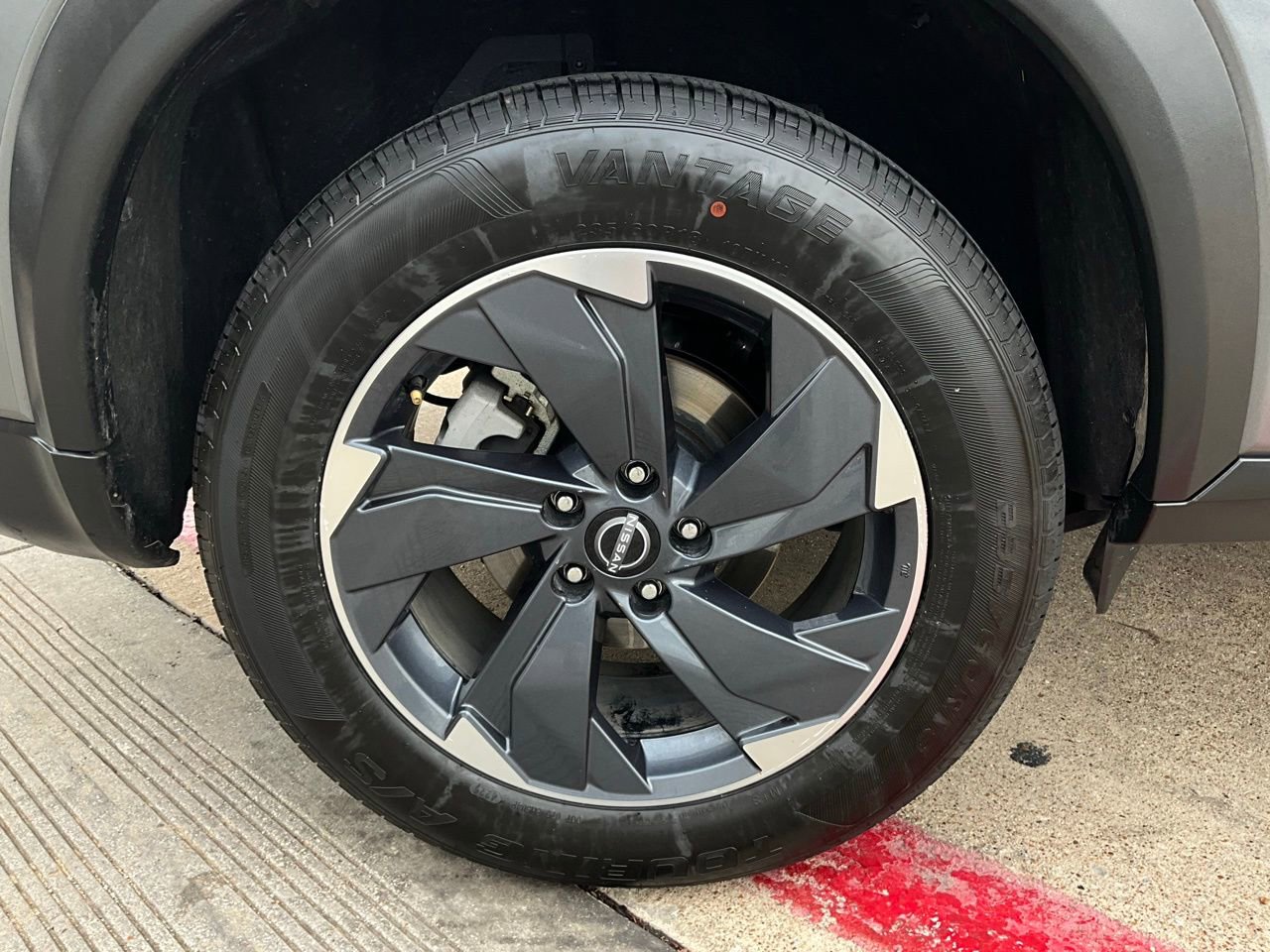 Used 2025 Nissan Rogue SV image 9