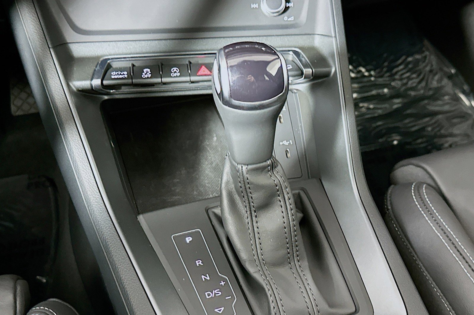 Used 2025 Audi Q3 2.0T Premium w/ Black Optic Sport Package image 7