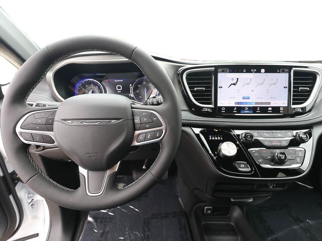 New 2027 Chrysler Pacifica Select AWD/4WD image 11