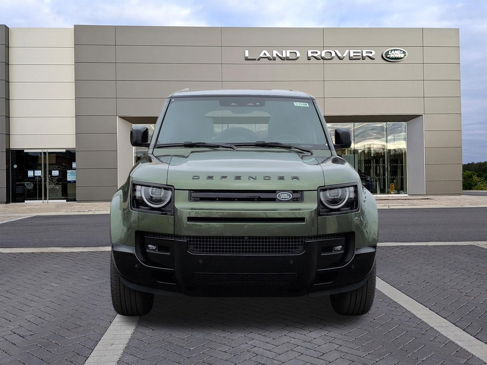 New 2026 Land Rover Defender 110 X-Dynamic SE image 2