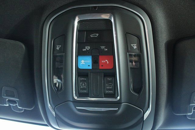 Used 2024 Jeep Grand Cherokee Laredo image 30