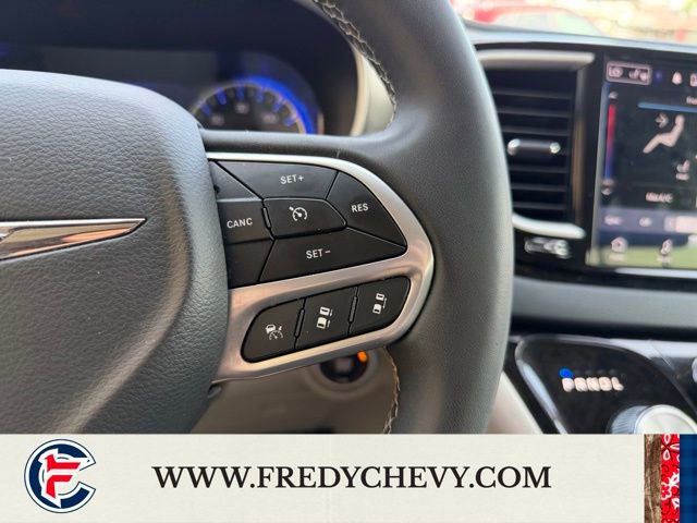 Used 2023 Chrysler Pacifica Touring-L image 18
