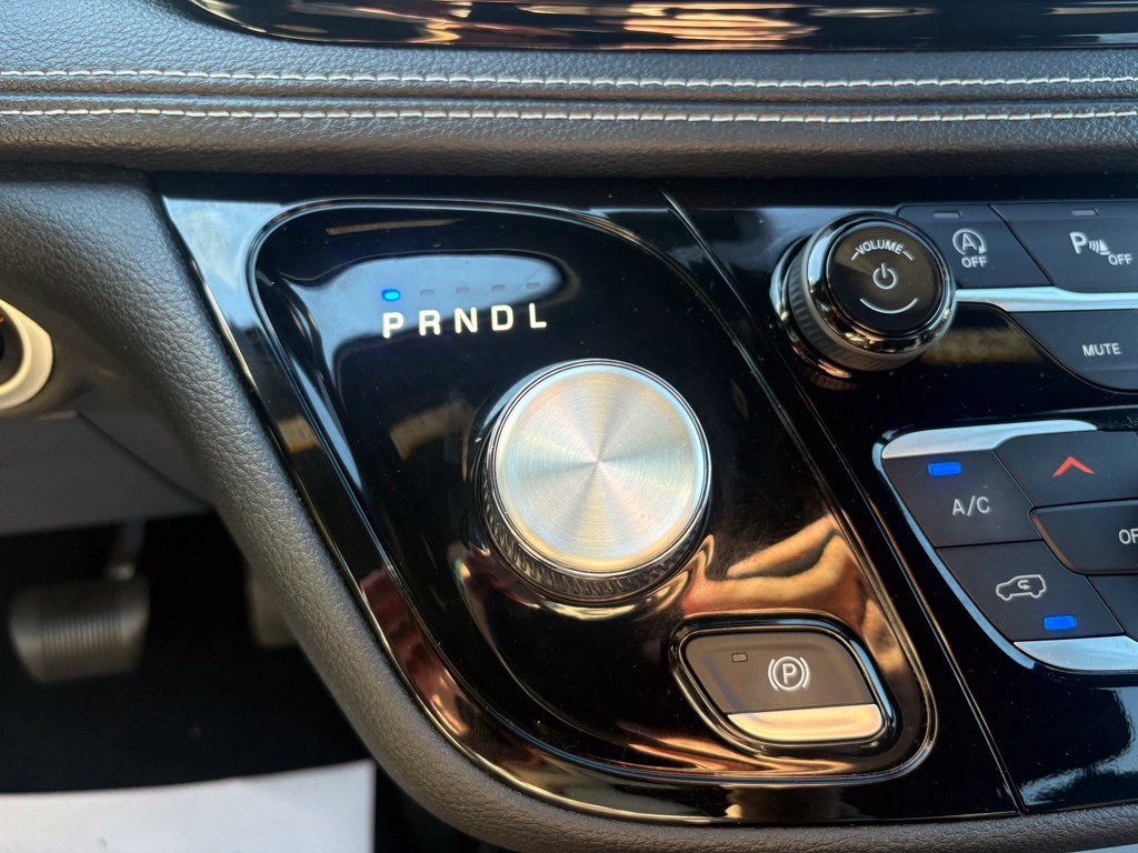 Used 2023 Chrysler Pacifica Touring FWD image 3