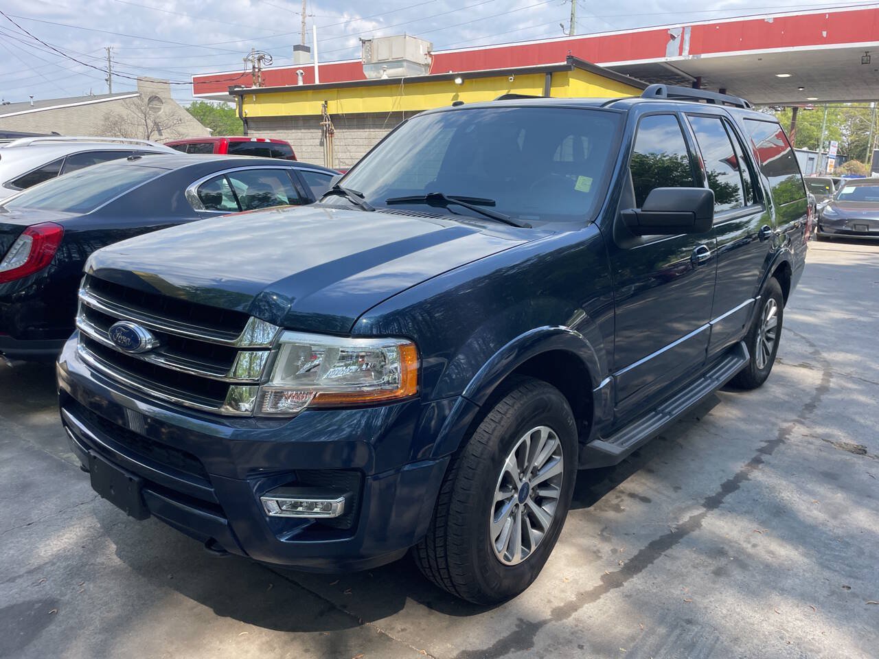 Used 2017 Ford Expedition XLT AWD/4WD image 2