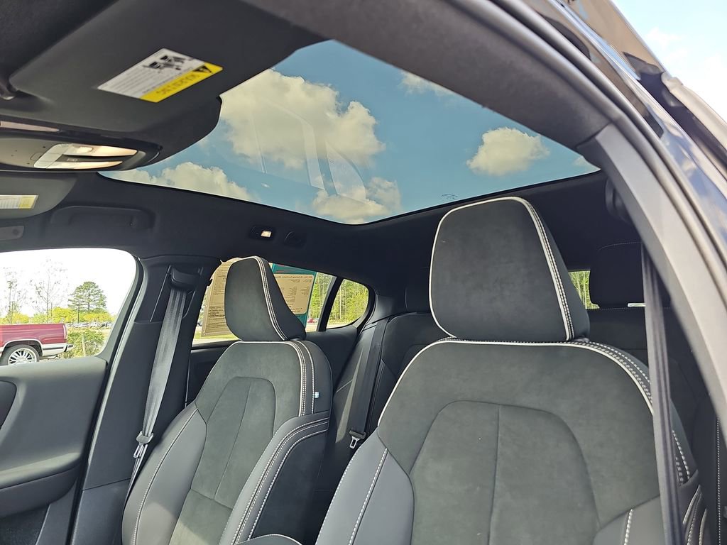 Used 2023 Volvo C40 P8 Recharge Ultimate image 34