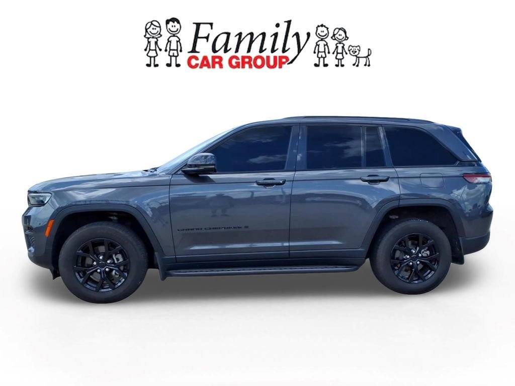 Used 2024 Jeep Grand Cherokee Altitude AWD/4WD image 2