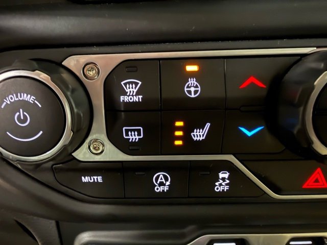 Used 2018 Jeep Wrangler Unlimited Sahara w/ Uconnect 4C Nav & Sound Group image 19