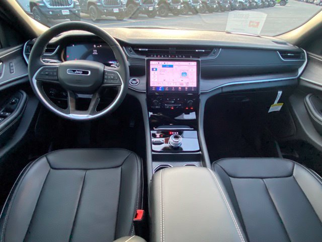 Used 2025 Jeep Grand Cherokee L Limited w/ Luxury Tech Group II AWD/4WD image 26