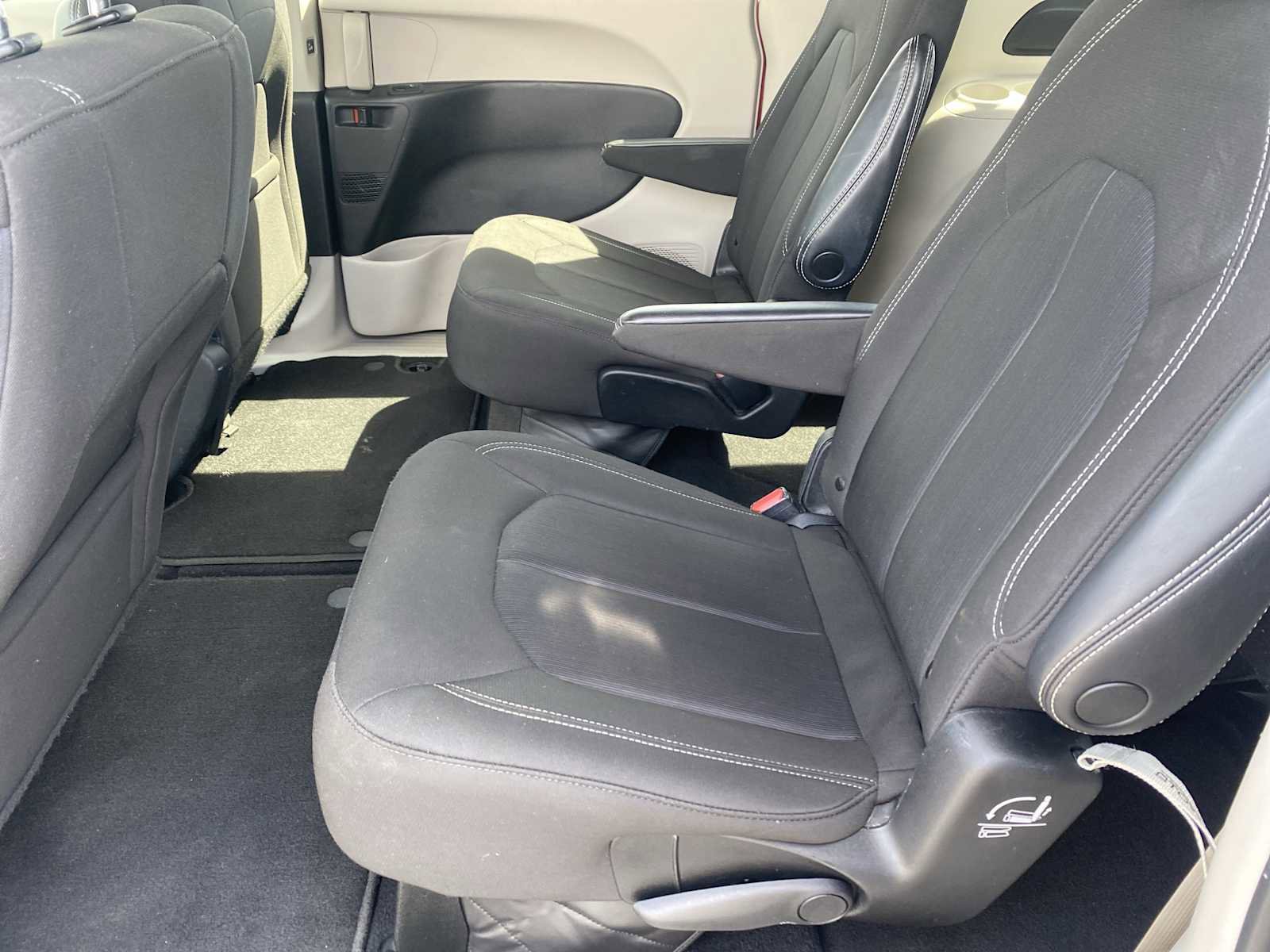 Used 2023 Chrysler Voyager LX image 23