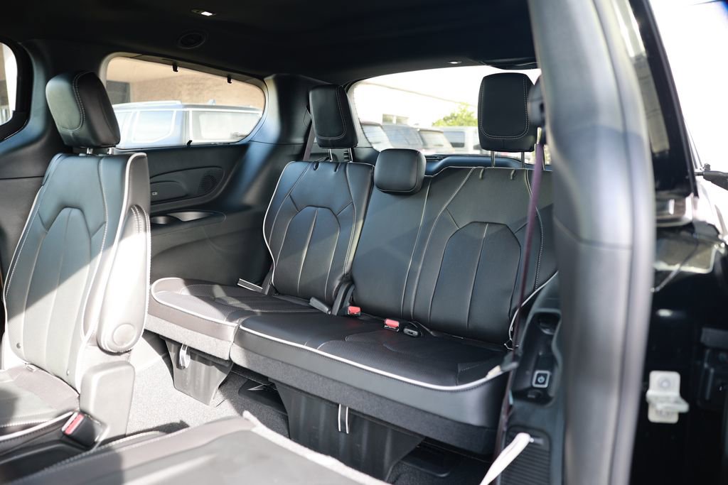 New 2026 Chrysler Pacifica Limited image 32