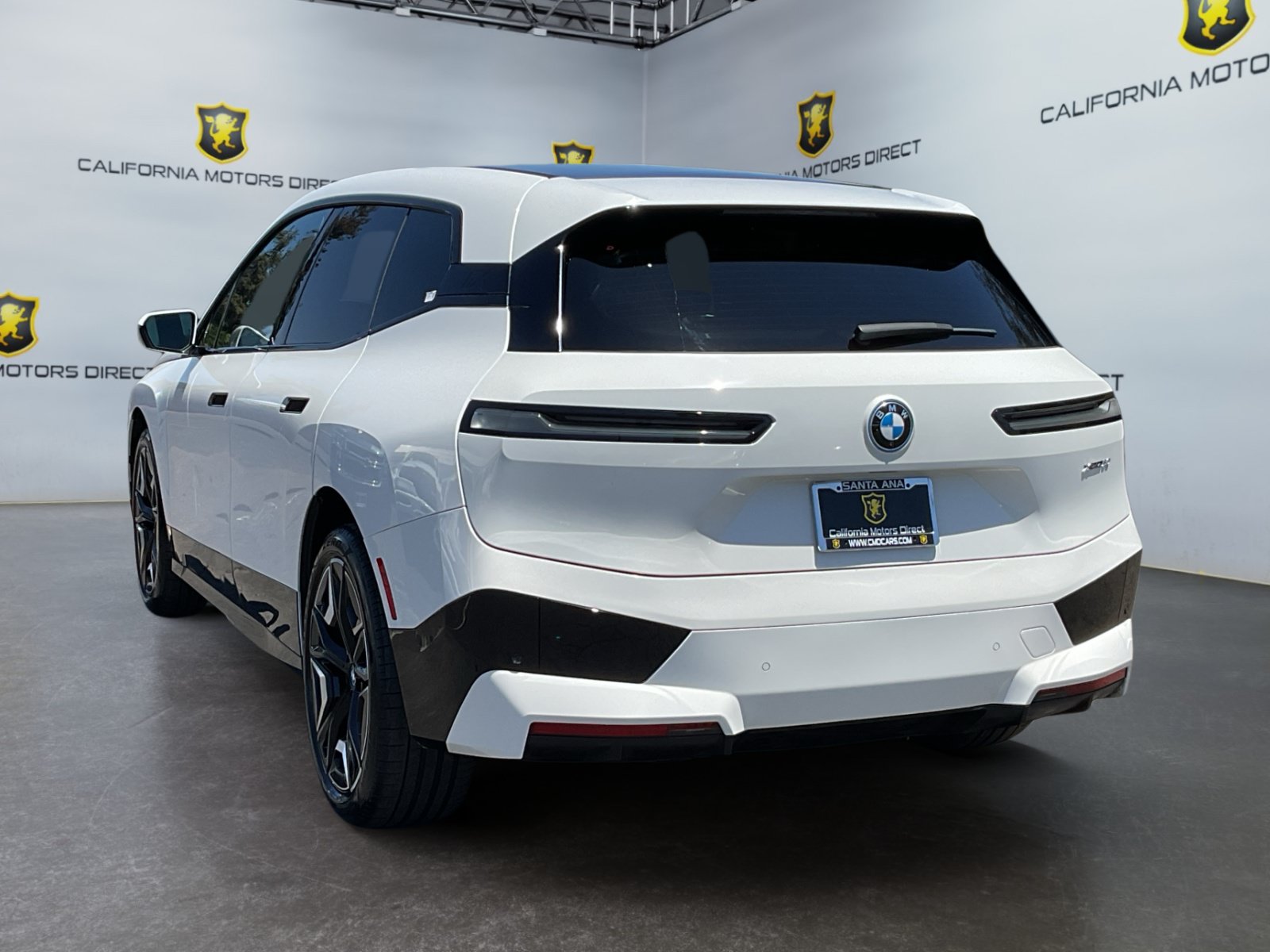 Used 2023 BMW iX xDrive50 w/ Sport Package AWD/4WD image 7