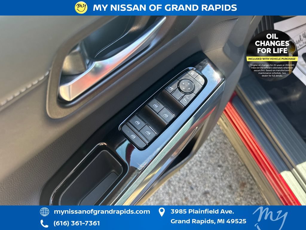 Used 2025 Nissan Pathfinder SL AWD/4WD image 12