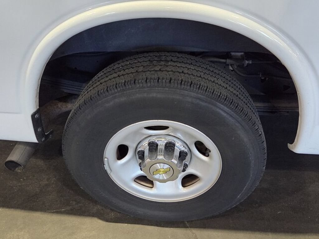 Used 2024 Chevrolet Express 3500 LT w/ LT Preferred Equipment Group RWD image 3