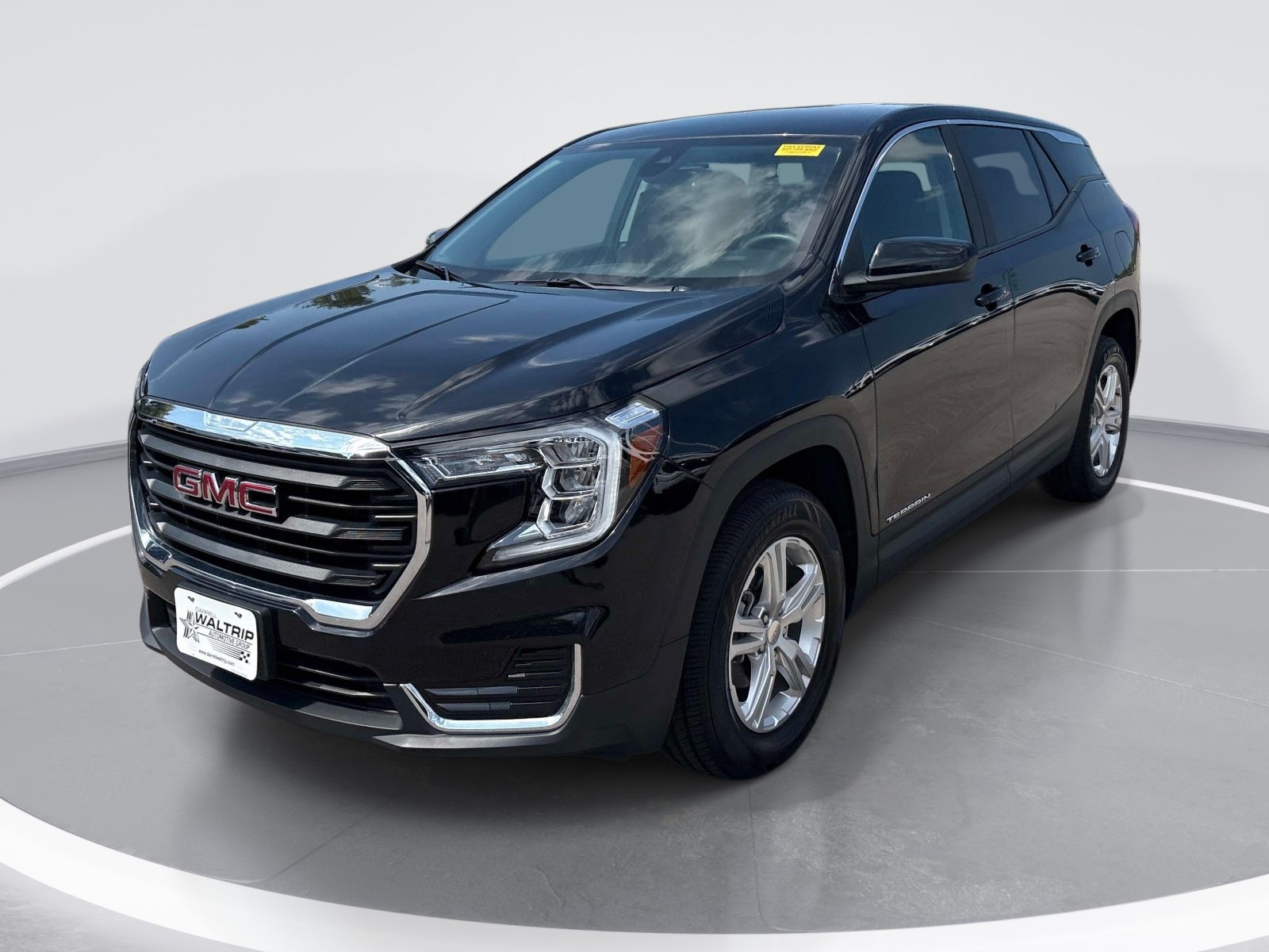 Used 2024 GMC Terrain SLE AWD/4WD image 3