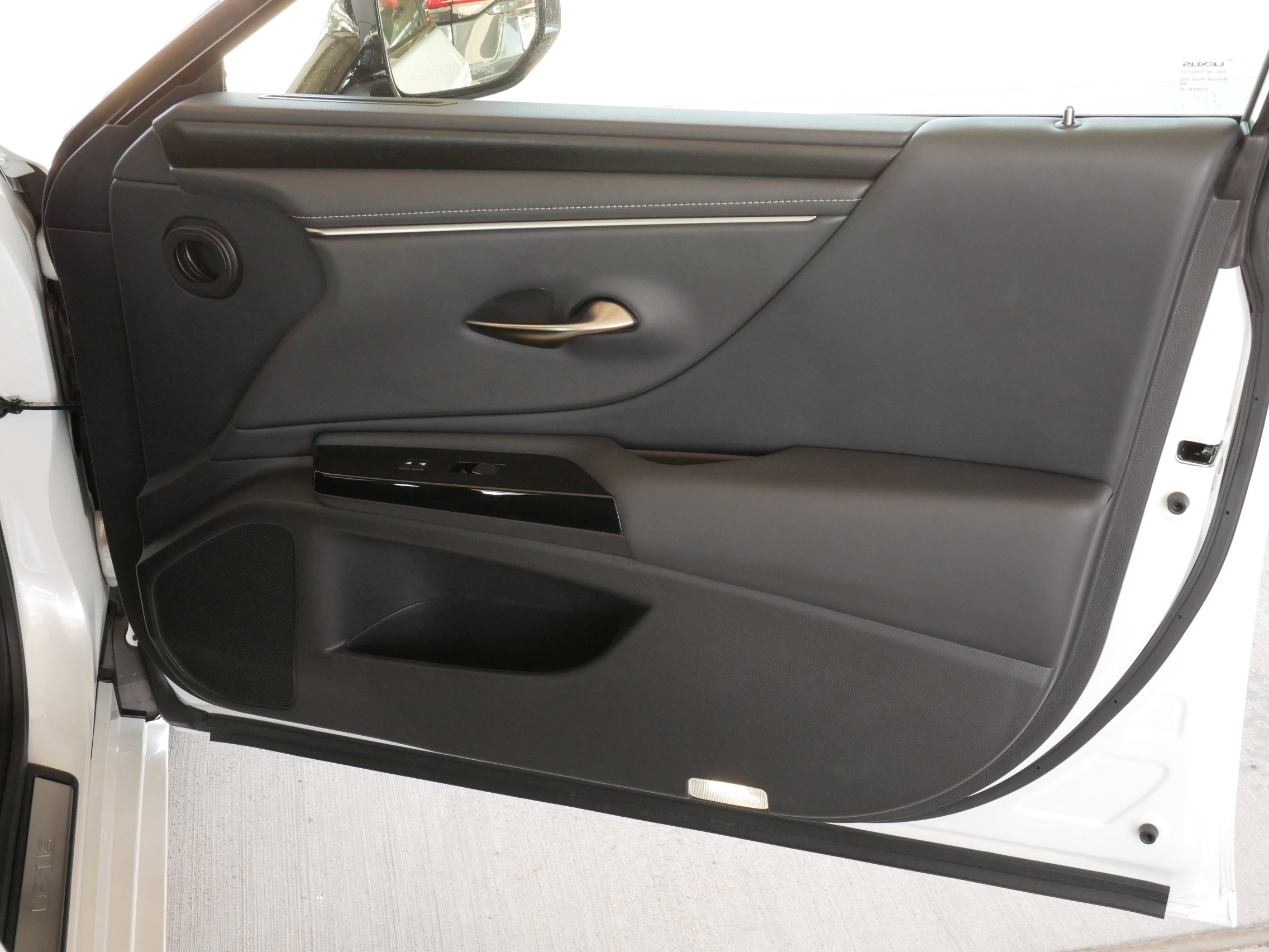 Certified 2025 Lexus ES 300h w/ Premium Package FWD image 12