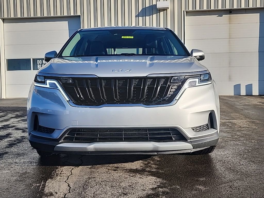 Used 2023 Kia Carnival LX image 2