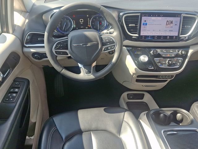 Used 2023 Chrysler Pacifica Touring-L FWD image 12