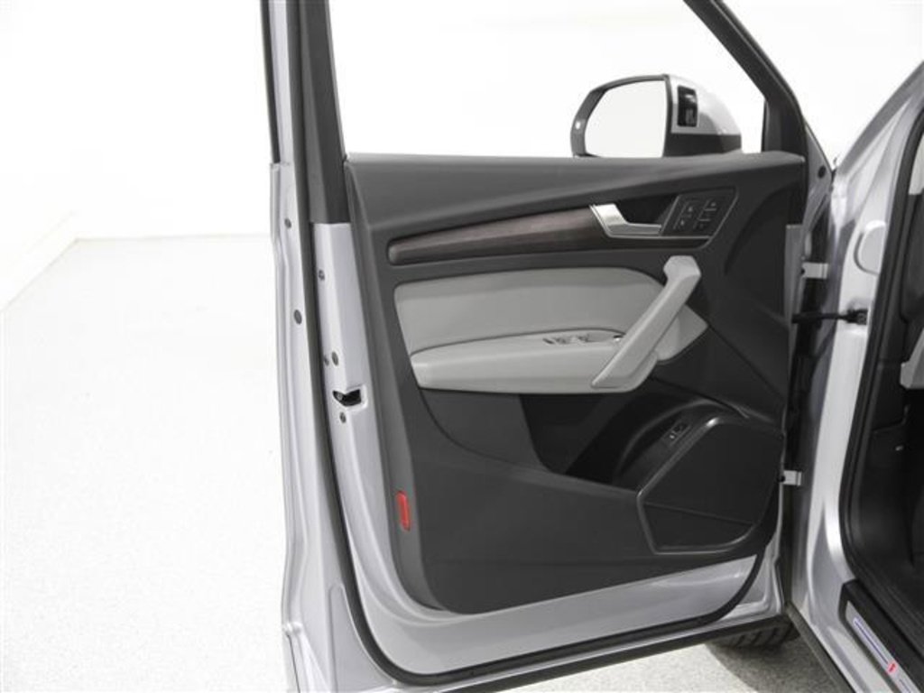 Used 2022 Audi Q5 2.0T Premium w/ Convenience Package image 4