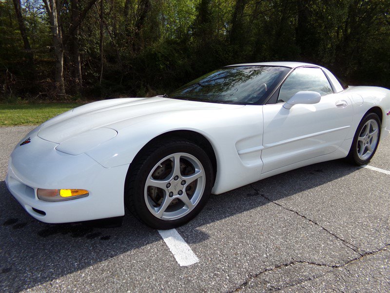 Used 2000 Chevrolet Corvette Coupe w/ Roof Pkg RWD image 1