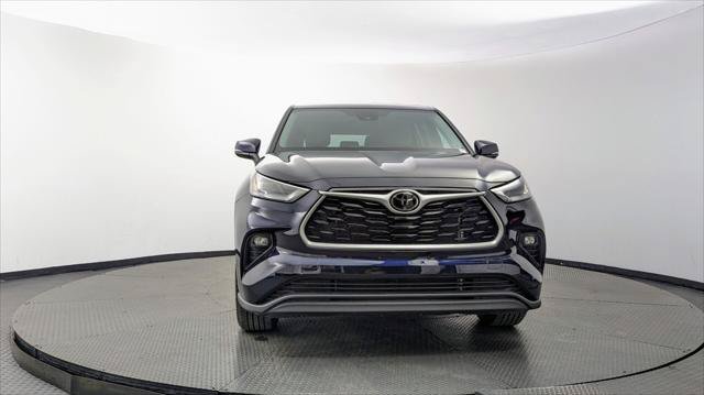Used 2023 Toyota Highlander LE FWD image 12
