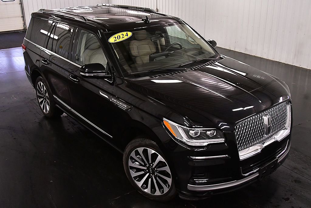 Used 2024 Lincoln Navigator Reserve image 11