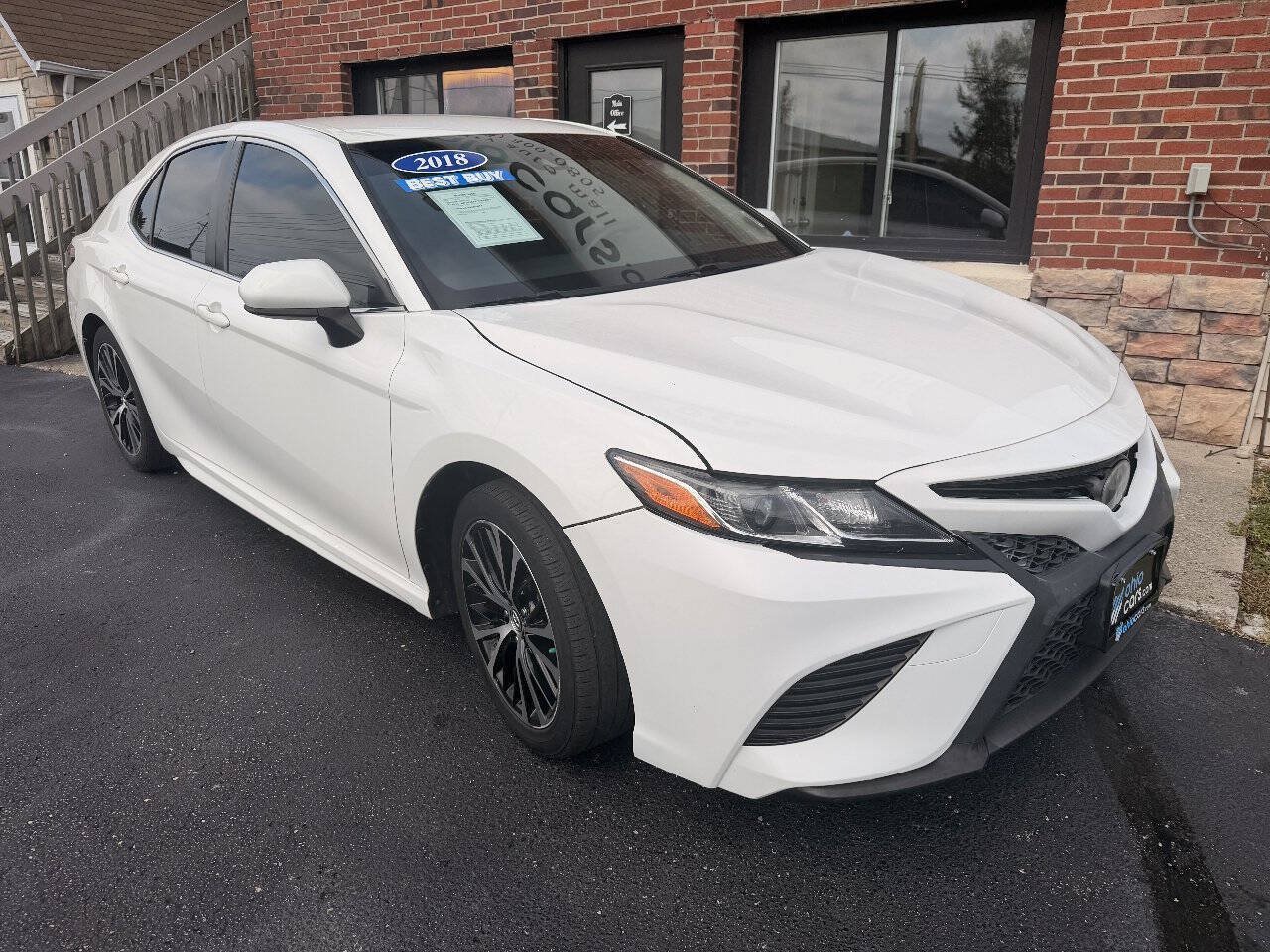 Used 2018 Toyota Camry SE FWD image 2