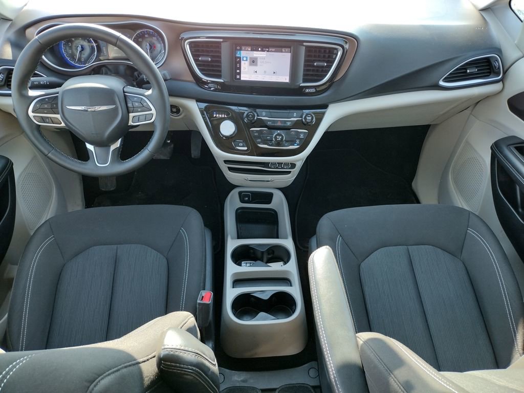 Used 2024 Chrysler Voyager LX image 5