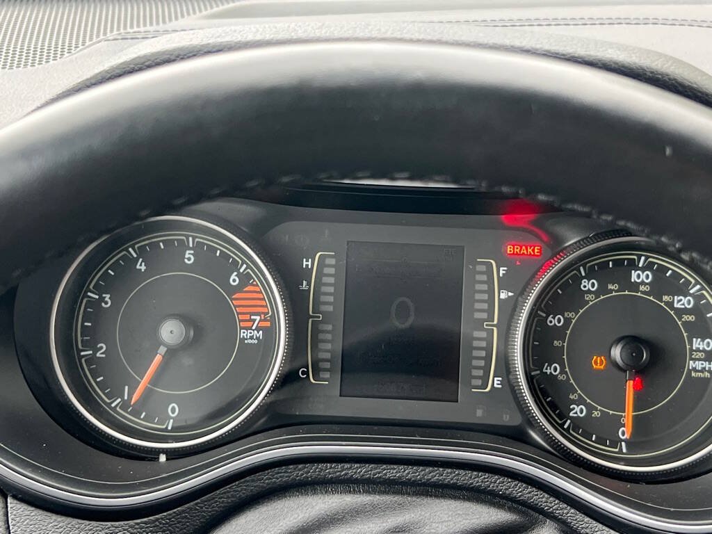 Used 2019 Jeep Cherokee Latitude Plus AWD/4WD image 13