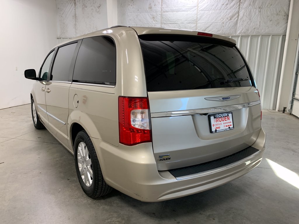 Used 2016 Chrysler Town & Country Touring FWD image 5