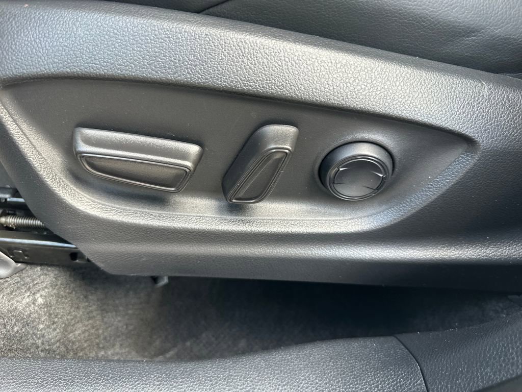 Used 2024 Toyota Corolla Cross XSE w/ Convenience Package image 19