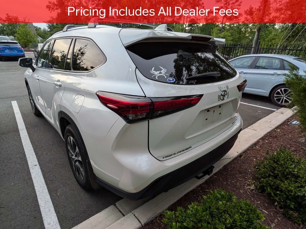 Used 2021 Toyota Highlander XLE AWD/4WD image 5