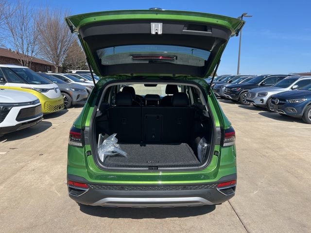 New 2026 Volkswagen Taos SEL image 9