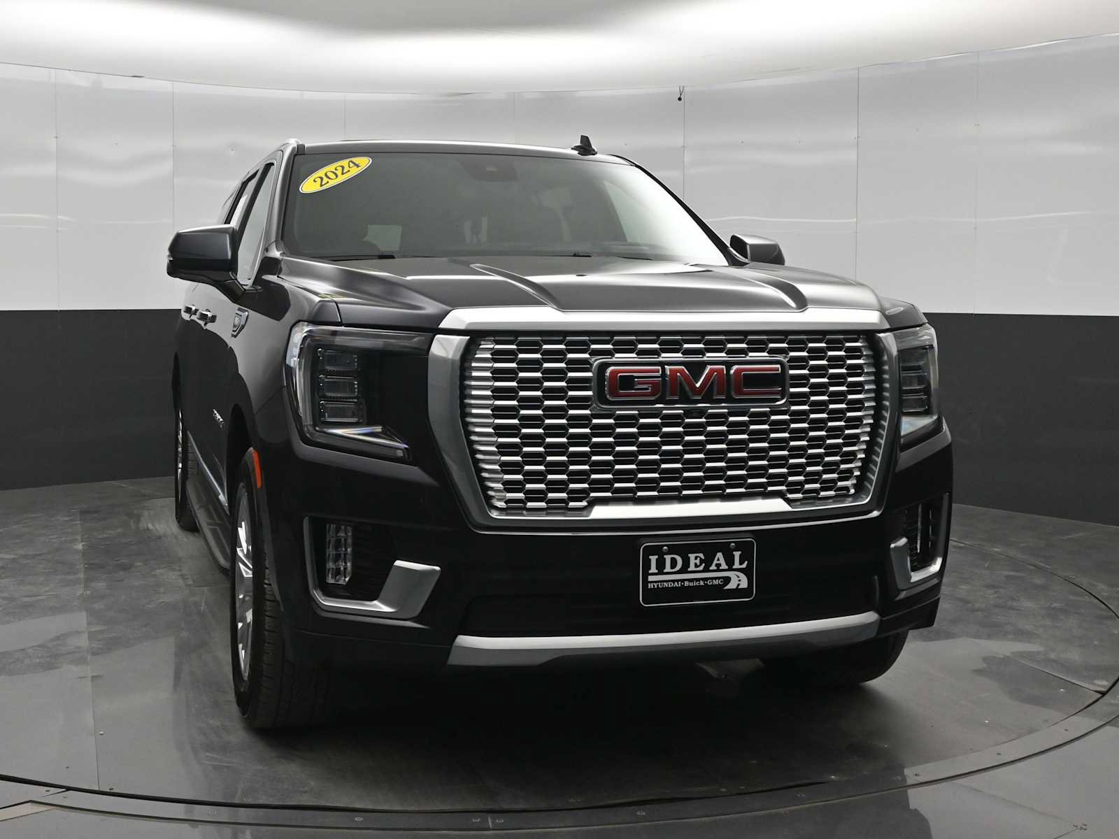 Used 2024 GMC Yukon XL Denali w/ Advanced Technology Package AWD/4WD image 2