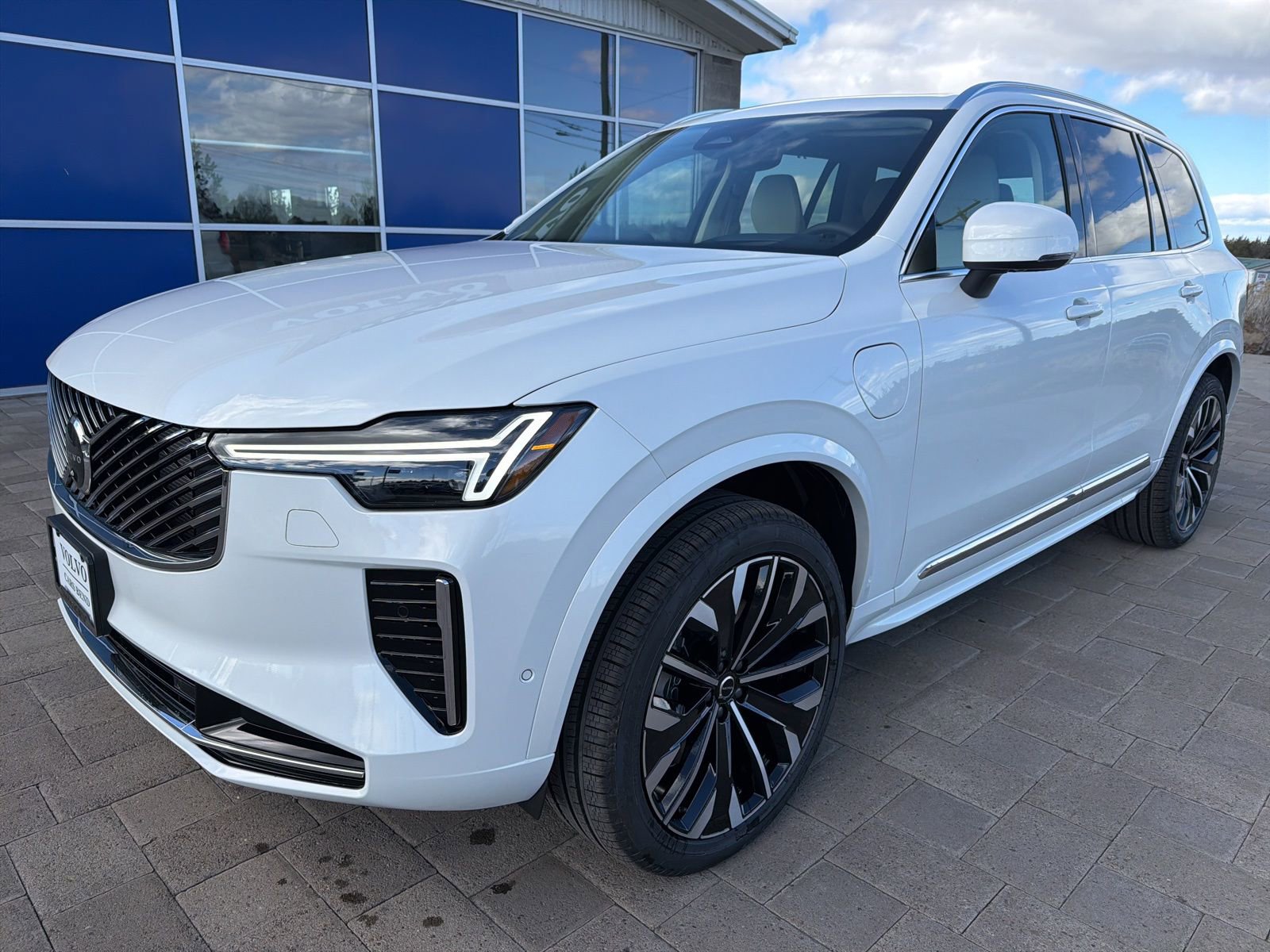 New 2026 Volvo XC90 T8 Ultra w/ Lounge Package image 3