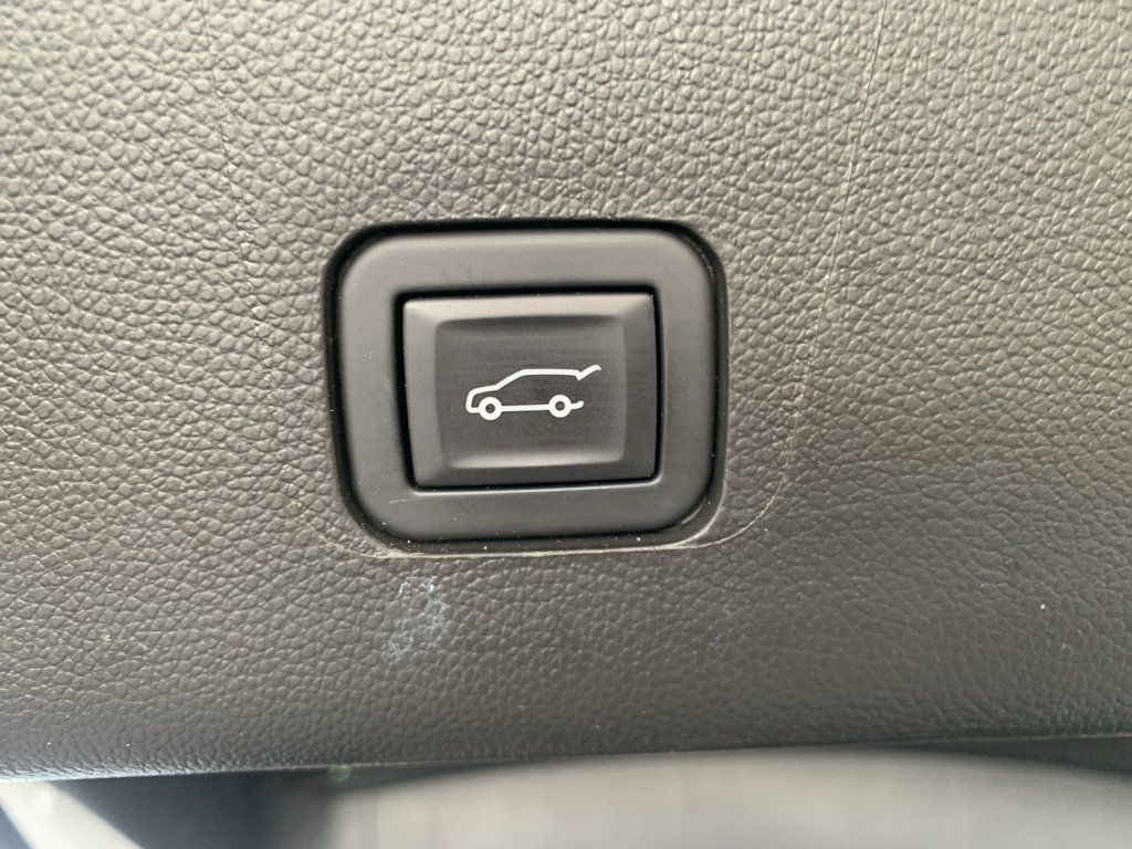 Used 2023 Chevrolet Traverse LT FWD image 9