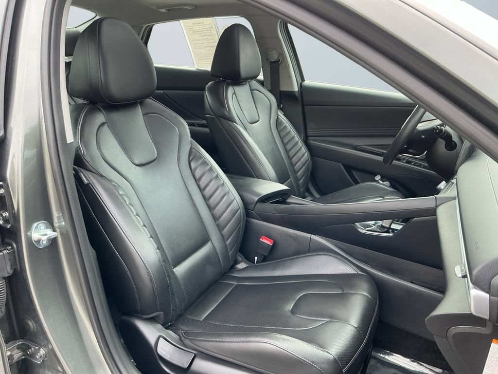 Used 2025 Hyundai Elantra Limited FWD image 16