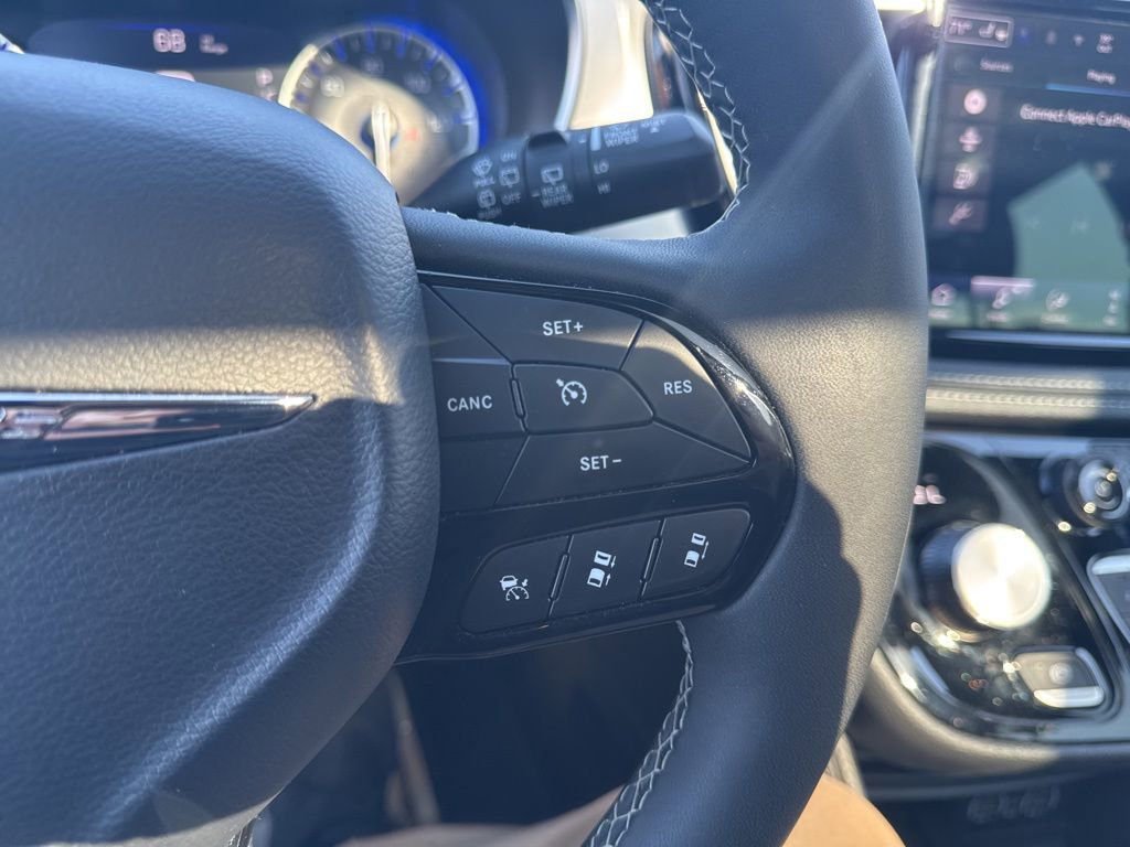 Used 2025 Chrysler Pacifica Limited image 23