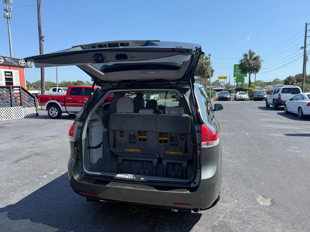 Used 2014 Toyota Sienna LE image 19