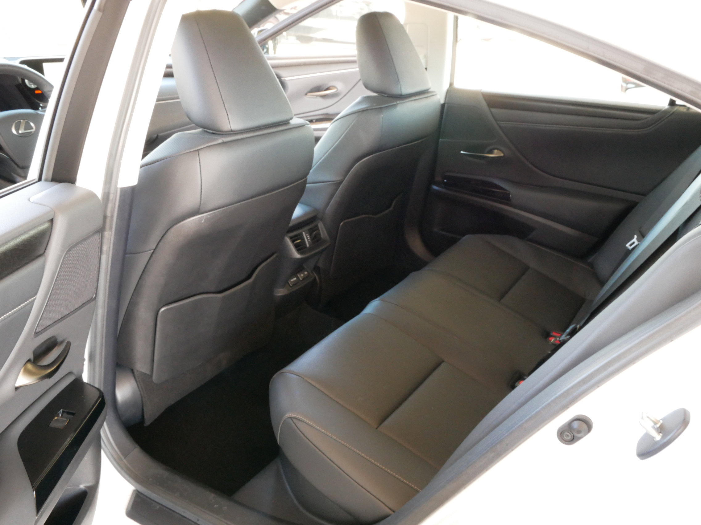 Certified 2025 Lexus ES 300h w/ Premium Package image 22