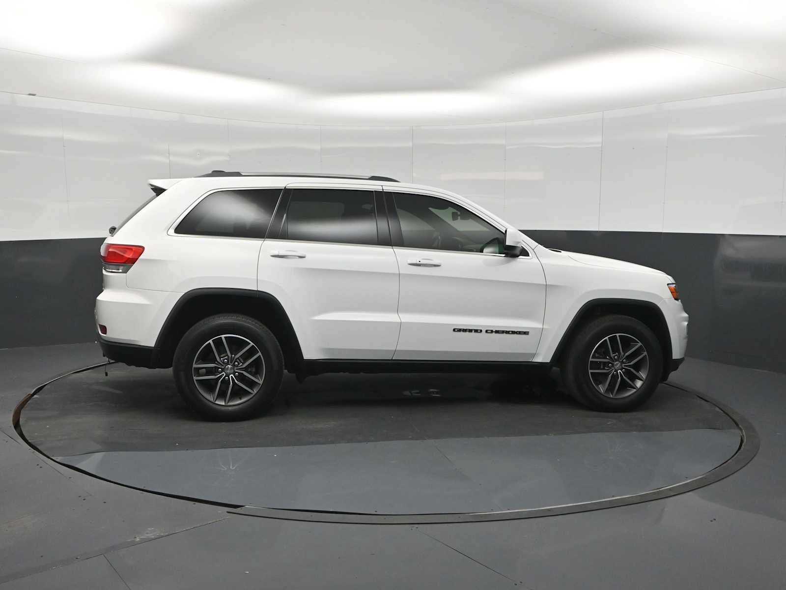 Used 2018 Jeep Grand Cherokee Laredo AWD/4WD image 9