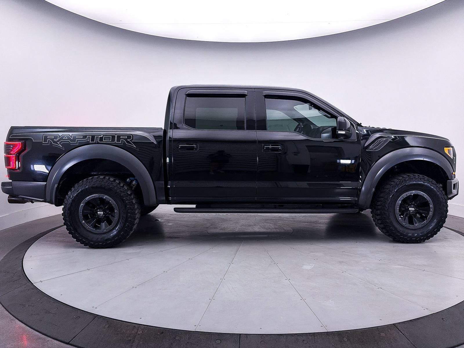 Used 2017 Ford F150 Raptor w/ Equipment Group 802A Luxury AWD/4WD image 37