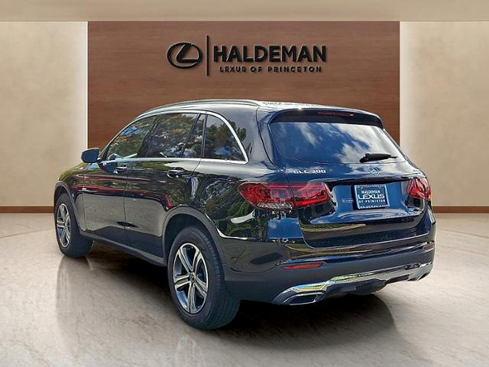 Used 2020 Mercedes-Benz GLC 300 4MATIC image 4