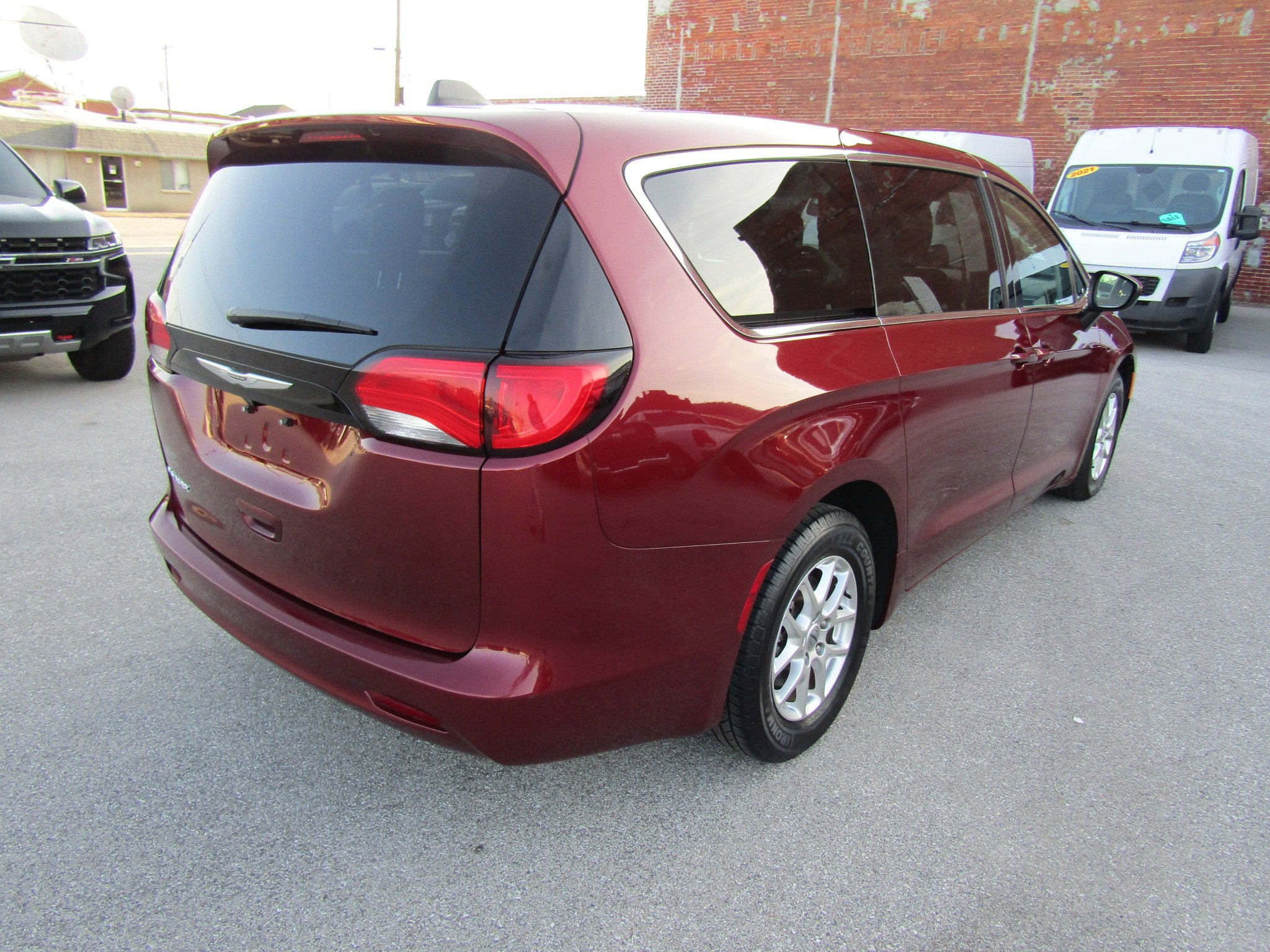 Used 2023 Chrysler Voyager LX FWD image 3
