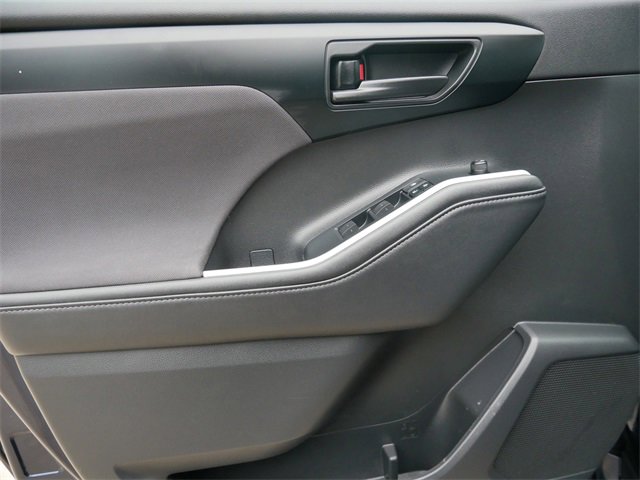 Used 2020 Toyota Highlander LE image 12