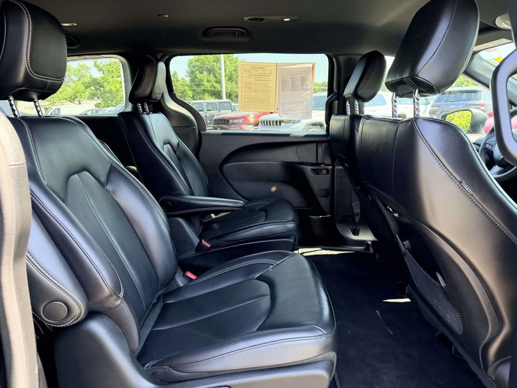 Used 2023 Chrysler Pacifica Touring-L w/ S Appearance Package FWD image 19