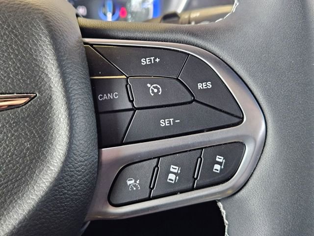 Used 2025 Chrysler Pacifica Select FWD image 13